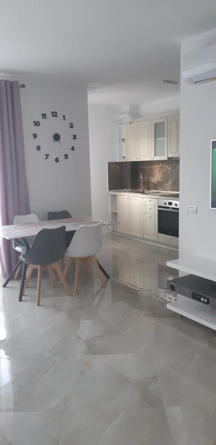 Aqua West Apartment Free Parking- Self Check-In Oradea Exteriör bild
