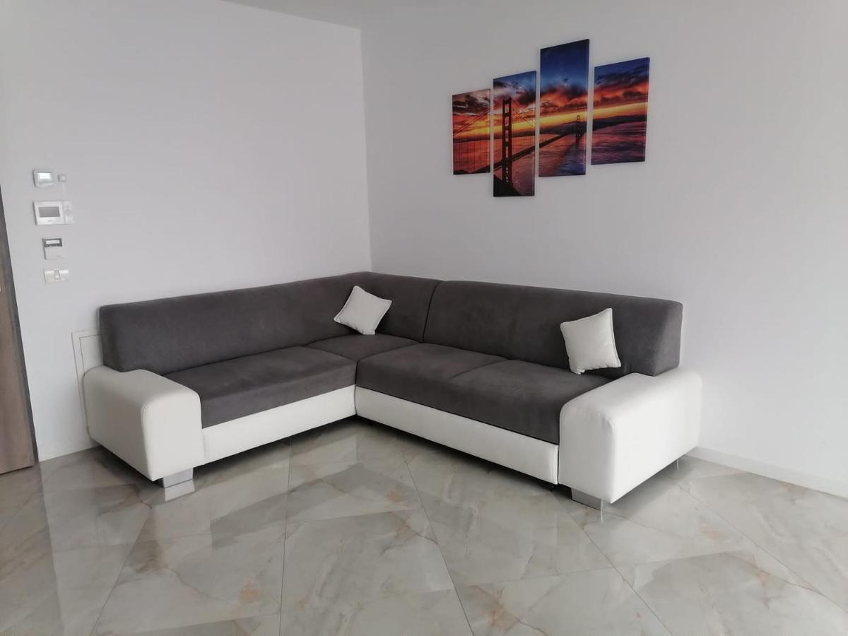 Aqua West Apartment Free Parking- Self Check-In Oradea Exteriör bild